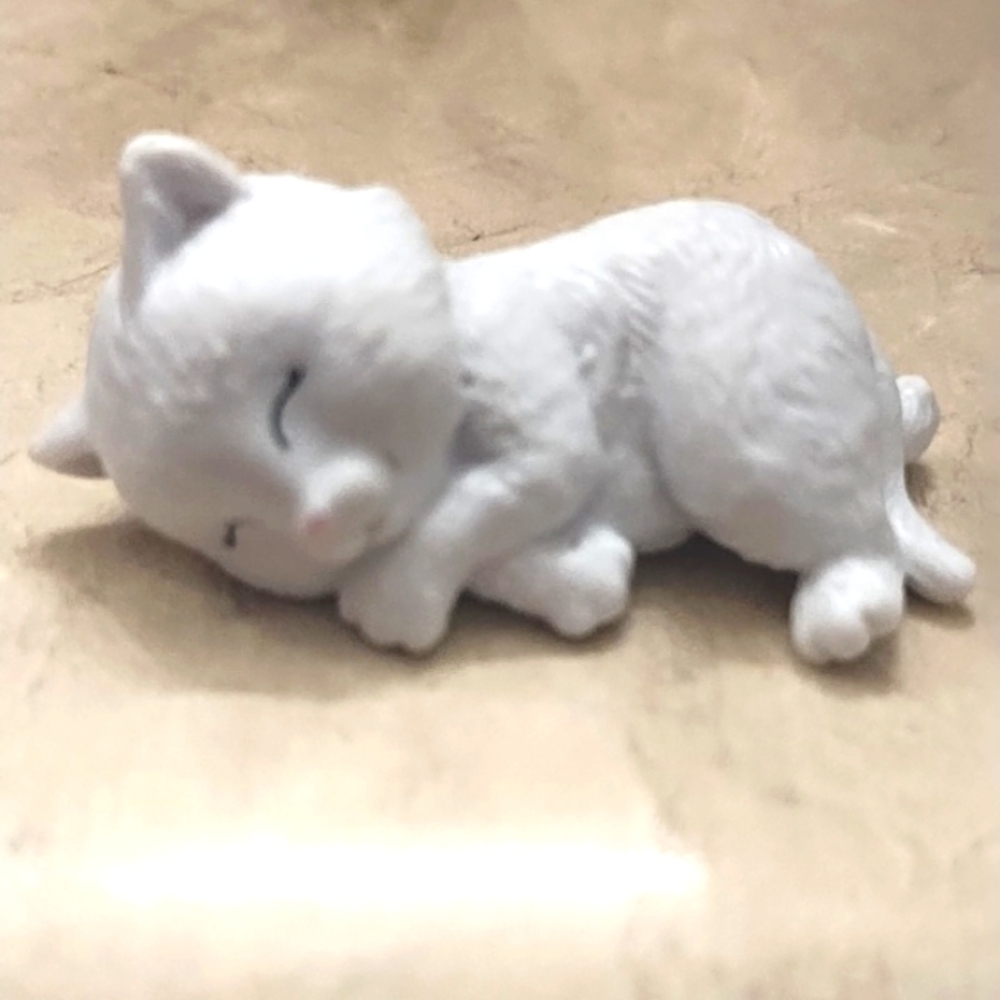 Barbie pet white cat